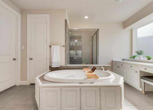 Property at 13921 Bluebell Dr, Little Elm, TX 75068, 4 beds, 2.5 baths