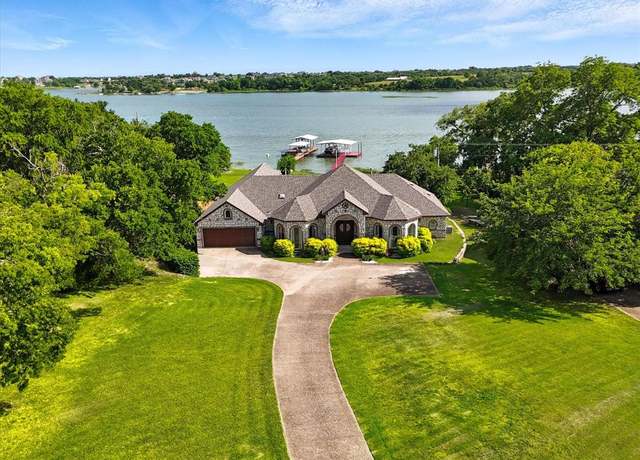 Property at 155 Lakeshore Dr, Waxahachie, TX 75165, 4 beds, 2 baths