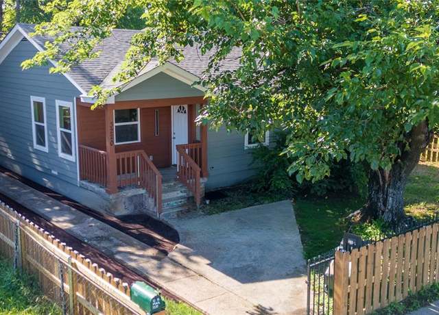 Property at 3220 S Beckley Ave, Dallas, TX 75224, 3 beds, 2 baths