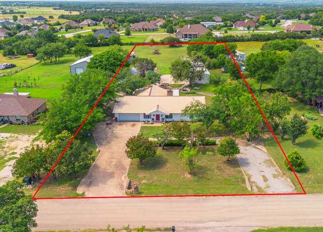 Property at 1978 Hill Top Cir, Weatherford, TX 76085, 4 beds, 3 baths