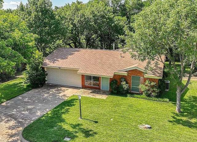Property at 503 E Anderson St, Weatherford, TX 76086, 3 beds, 2 baths