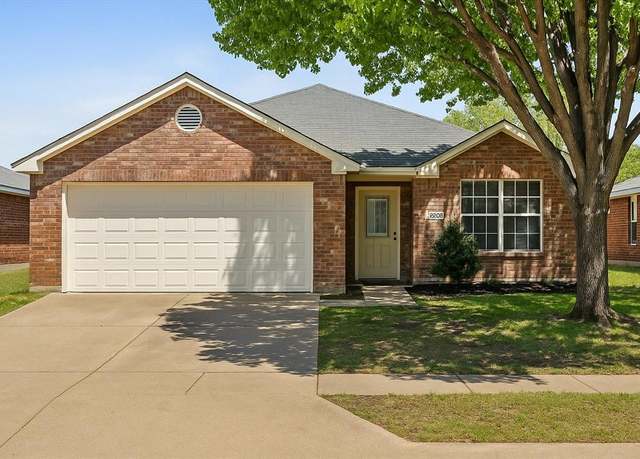 Property at 4823 Topaz Ln, Granbury, TX 76049, 3 beds, 2 baths