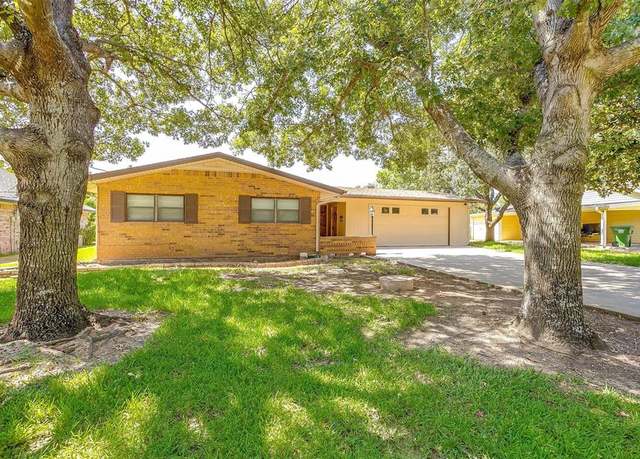 Property at 4012 Sioux Ct, Granbury, TX 76048, 3 beds, 2 baths