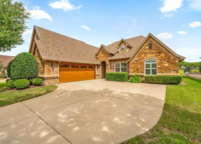 Property at 1307 Prestwick Ct, Granbury, TX 76048, 4 beds, 2.5 baths