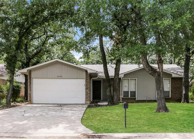 Property at 1209 Pin Oak Dr, Denton, TX 76209, 3 beds, 2 baths