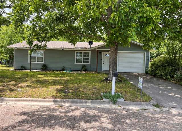 Property at 810 N Avenue F, Clifton, TX 76634, 2 beds, 1 bath
