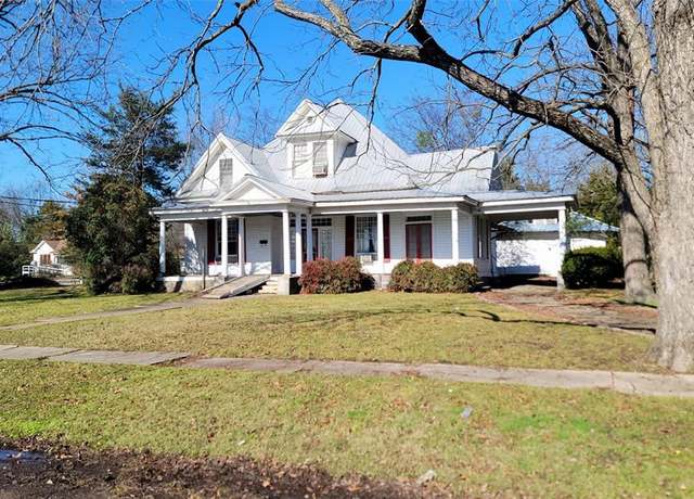 Property at 909 W Broadway, Clarksville, TX 75426, 4 beds, 2.5 baths