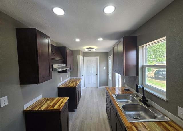 Property at 130 Jackson St N, Sulphur Springs, TX 75482, 2 beds, 1 bath