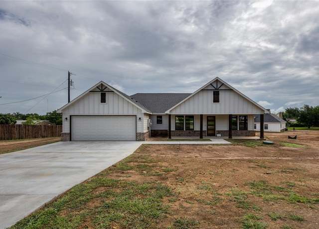 Property at 232 Prairie St, Jacksboro, TX 76458, 3 beds, 2 baths