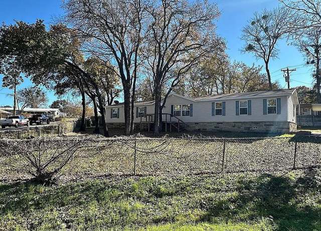 Property at 622 Branding Iron Trl, Granbury, TX 76049, 4 beds, 2 baths