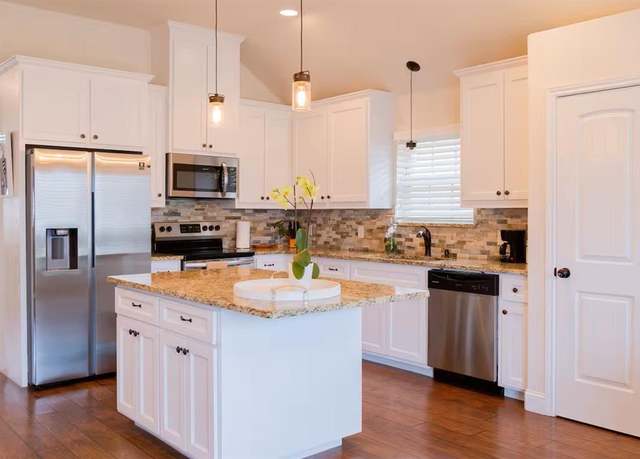 Property at 2008 Hill Crest Ct, Weatherford, TX 76086, 3 beds, 2 baths