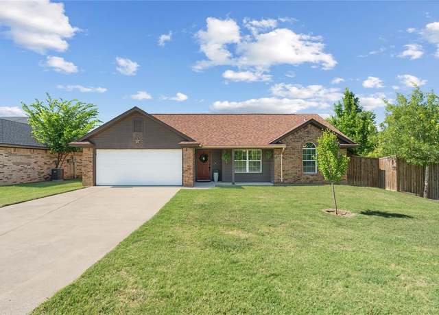 Property at 305 E 8th St, Weatherford, TX 76086, 3 beds, 2 baths