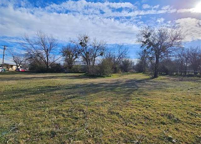 Property at 607 W Live Oak St, Jacksboro, TX 76458
