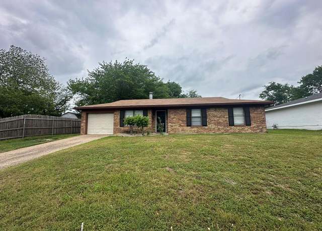 Property at 204 Austin Ave, Corsicana, TX 75110, 3 beds, 2 baths