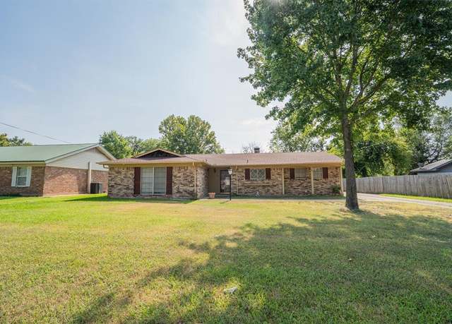 Property at 1104 Bowie St, Sulphur Springs, TX 75482, 3 beds, 2 baths