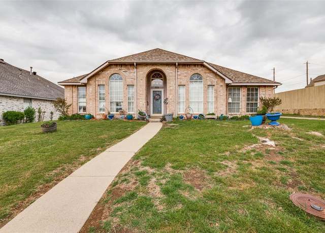 Property at 805 Twin Creek Dr, Desoto, TX 75115, 4 beds, 2.5 baths