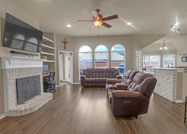 Property at 521 Acorn Ct, Saginaw, TX 76179, 4 beds, 2 baths