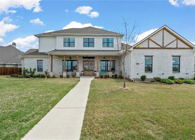 Property at 900 Glorietta Dr, Mcgregor, TX 76657, 5 beds, 5.5 baths
