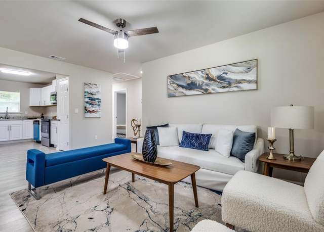 Property at 912 N Clements St, Gainesville, TX 76240, 2 beds, 1.5 baths