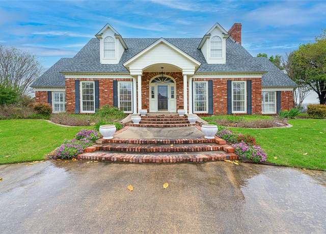 Property at 1204 Lakeridge Dr, Ennis, TX 75119, 4 beds, 2.5 baths