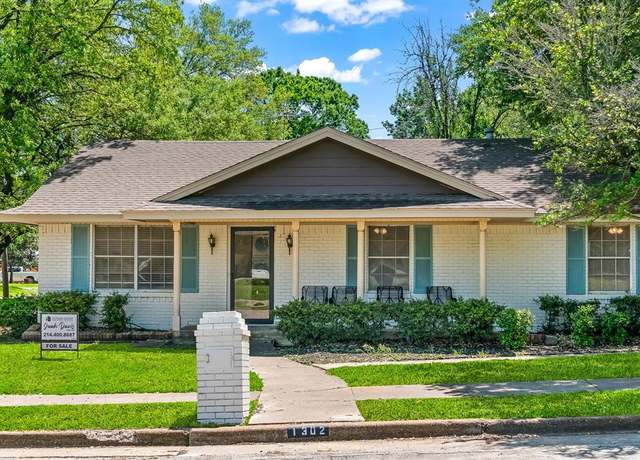 Property at 1302 Red Oak St, Ennis, TX 75119, 3 beds, 2 baths