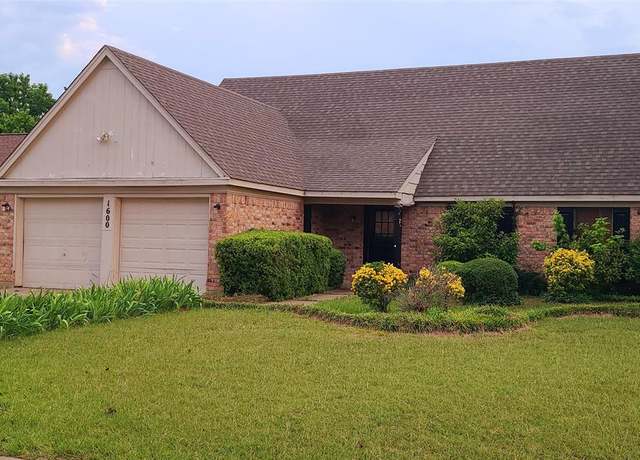 Property at 1600 Crimson Ct, Arlington, TX 76018, 3 beds, 2 baths