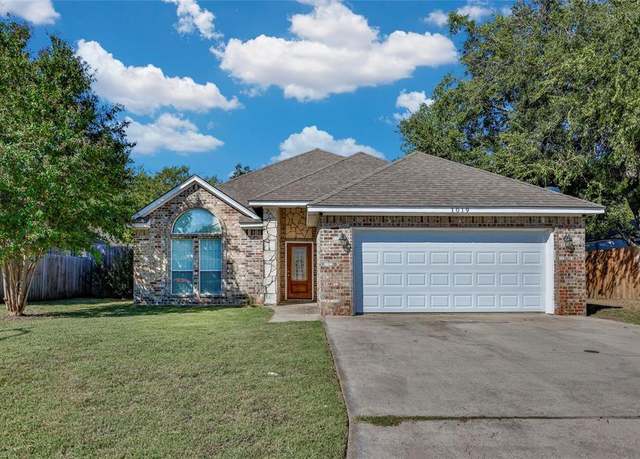 Property at 1019 Oxford Dr, Gainesville, TX 76240, 3 beds, 2 baths