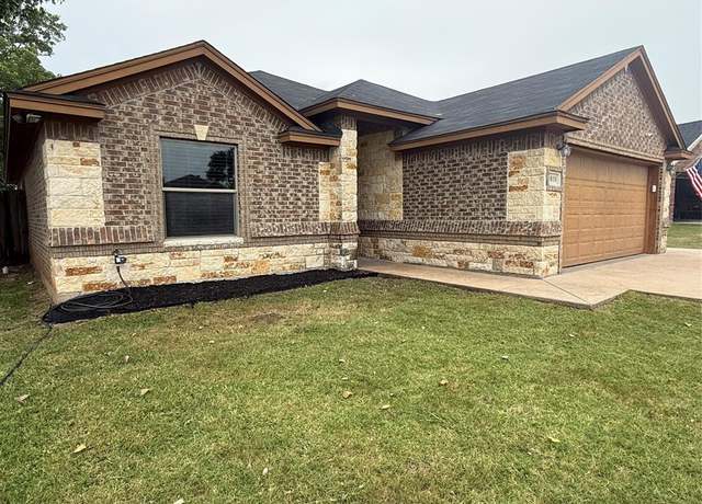 Property at 3810 Pine Cir, Granbury, TX 76048, 3 beds, 2 baths