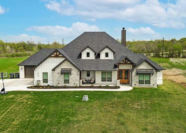 Property at 2028 Carrie Ct, Weatherford, TX 76088, 4 beds, 3.5 baths