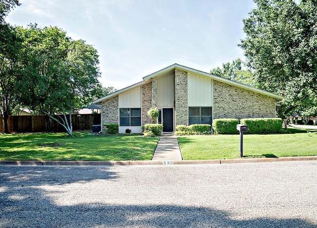 Property at 900 Humphrey St, Athens, TX 75751, 3 beds, 2 baths