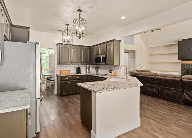 Property at 109 Enchanted Dr, Enchanted Oaks, TX 75156, 4 beds, 2 baths