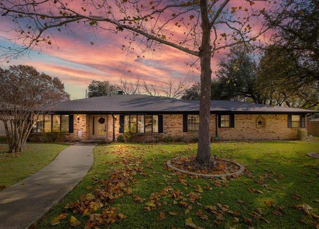 Property at 1424 Crescent Dr, Sherman, TX 75092, 4 beds, 3 baths