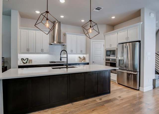 Property at 672 Aspen Valley Ln, Dallas, TX 75208, 3 beds, 2.5 baths