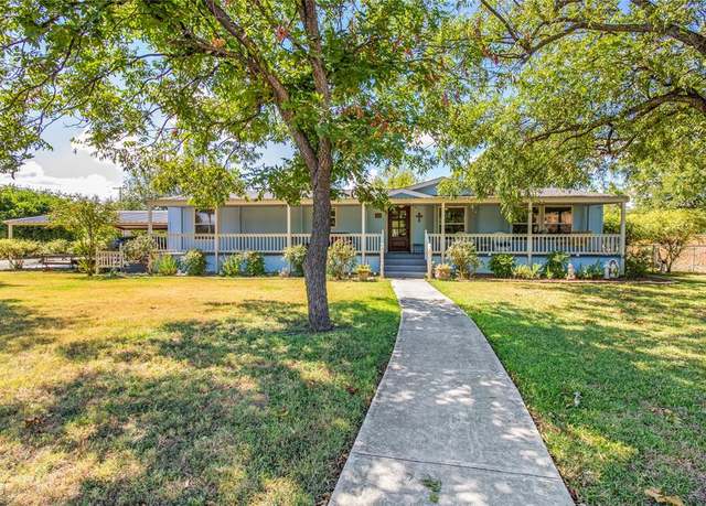 Property at 212 E Mesquite St, Coleman, TX 76834, 3 beds, 2 baths