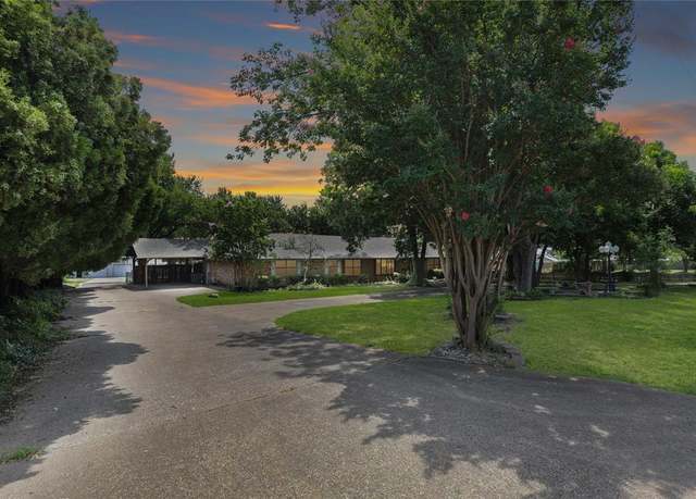 Property at 302 Wilcoxson St, Farmersville, TX 75442, 4 beds, 3 baths