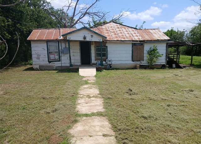 Property at 710 E Mesquite St, Coleman, TX 76834, 3 beds, 1 bath