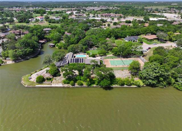 Property at 1517 Lakeview Ct, Granbury, TX 76048, 4 beds, 4 baths