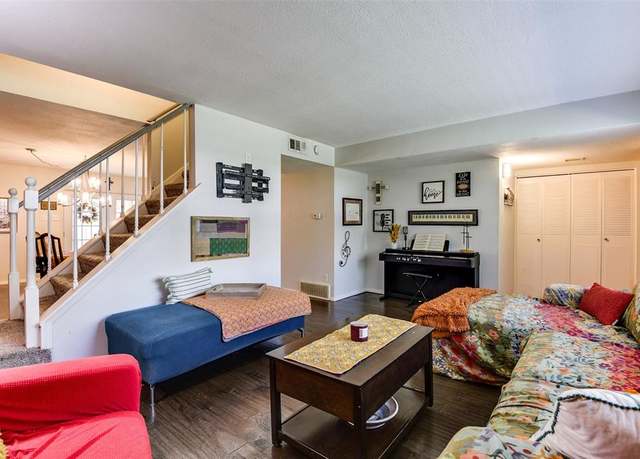 Property at 326 E Westview Ter, Arlington, TX 76013, 3 beds, 2.5 baths