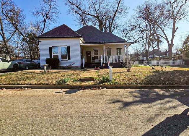 Property at 1010 N Howard St, Palestine, TX 75801, 4 beds, 3 baths