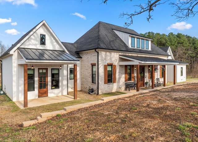 Property at 5802 Lago Vista Dr, Athens, TX 75752, 4 beds, 4.5 baths