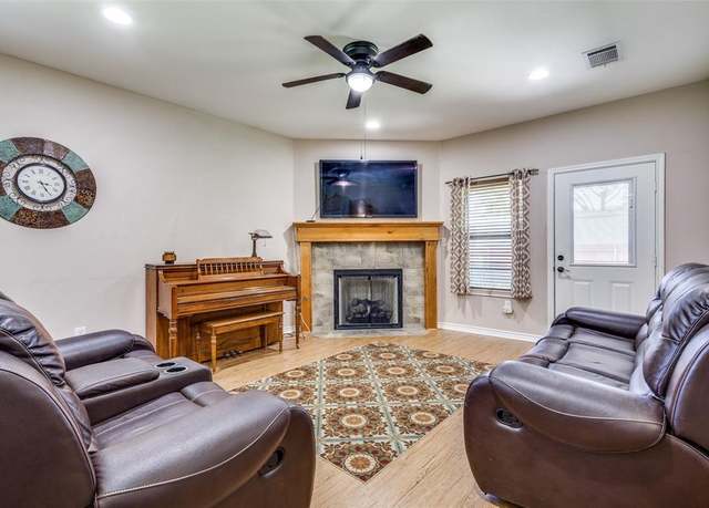 Property at 402 E Main St, Tioga, TX 76271, 3 beds, 2.5 baths