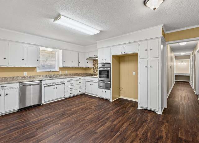Property at 6305 Chapman Dr, Greenville, TX 75402, 4 beds, 2 baths
