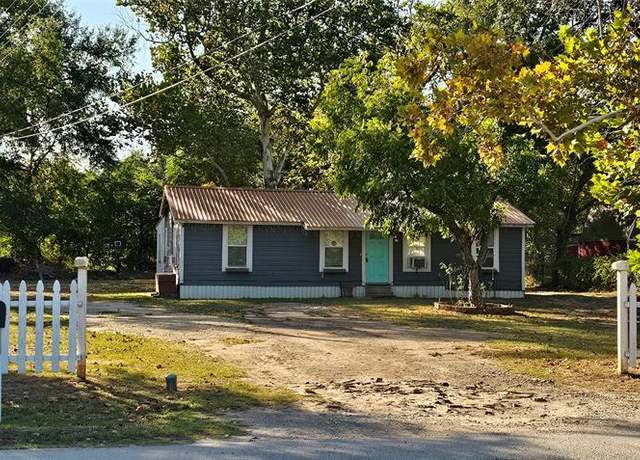 Property at 1041 N Walnut St, Van, TX 75790, 4 beds, 1 bath