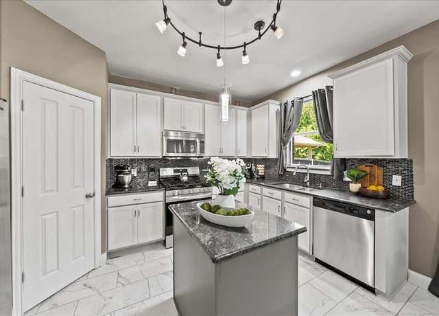 Property at 812 Creekside Dr, Little Elm, TX 75068, 4 beds, 2.5 baths