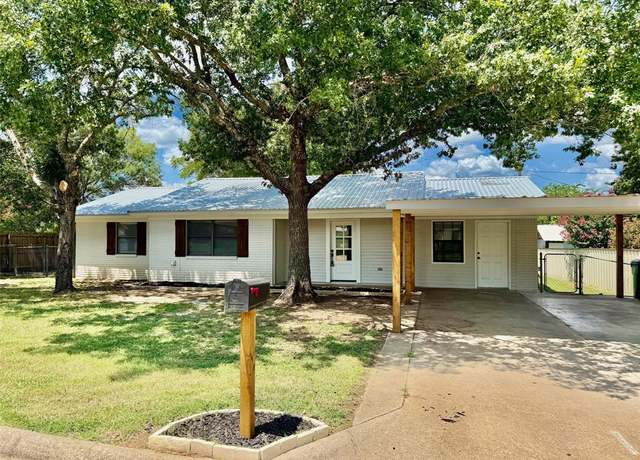 Property at 802 Meadowlark St, Hamilton, TX 76531, 3 beds, 2 baths