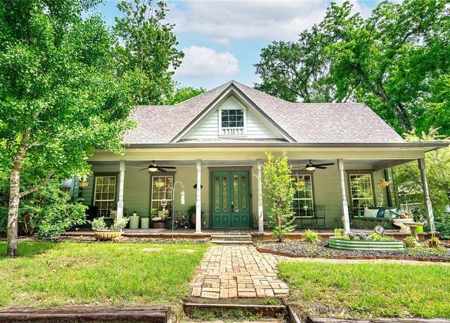 Property at 305 Jefferson St, Daingerfield, TX 75638, 3 beds, 2 baths