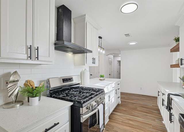Property at 912 S Murray St, Mckinney, TX 75069, 4 beds, 2 baths