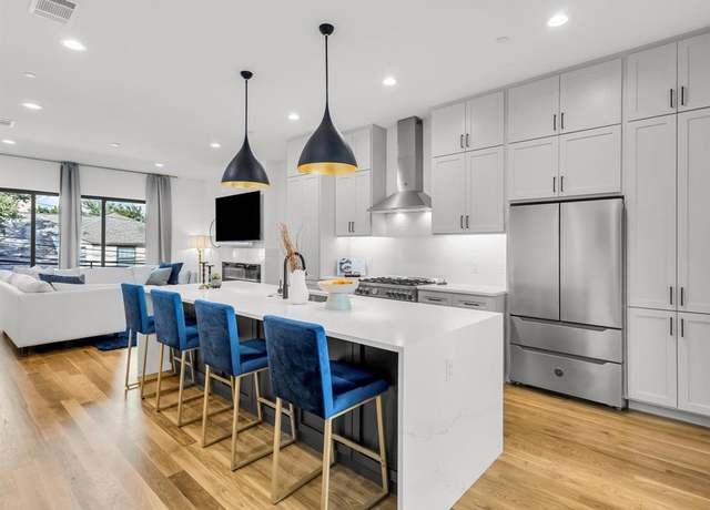 Property at 805 Pavillion #103, Dallas, TX 75204, 3 beds, 3.5 baths