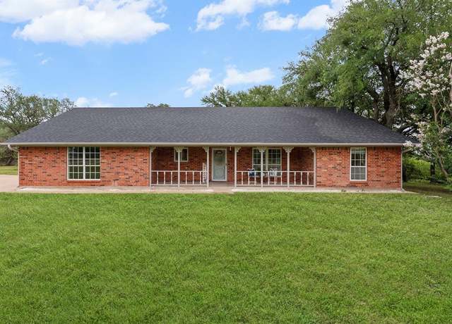 Property at 112 Woodcrest St, Weatherford, TX 76087, 3 beds, 2 baths
