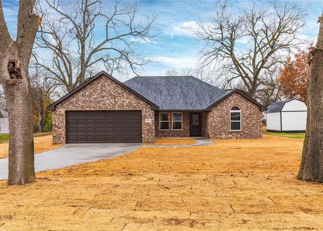 Property at 605 N Poplar St, Leonard, TX 75452, 3 beds, 2 baths